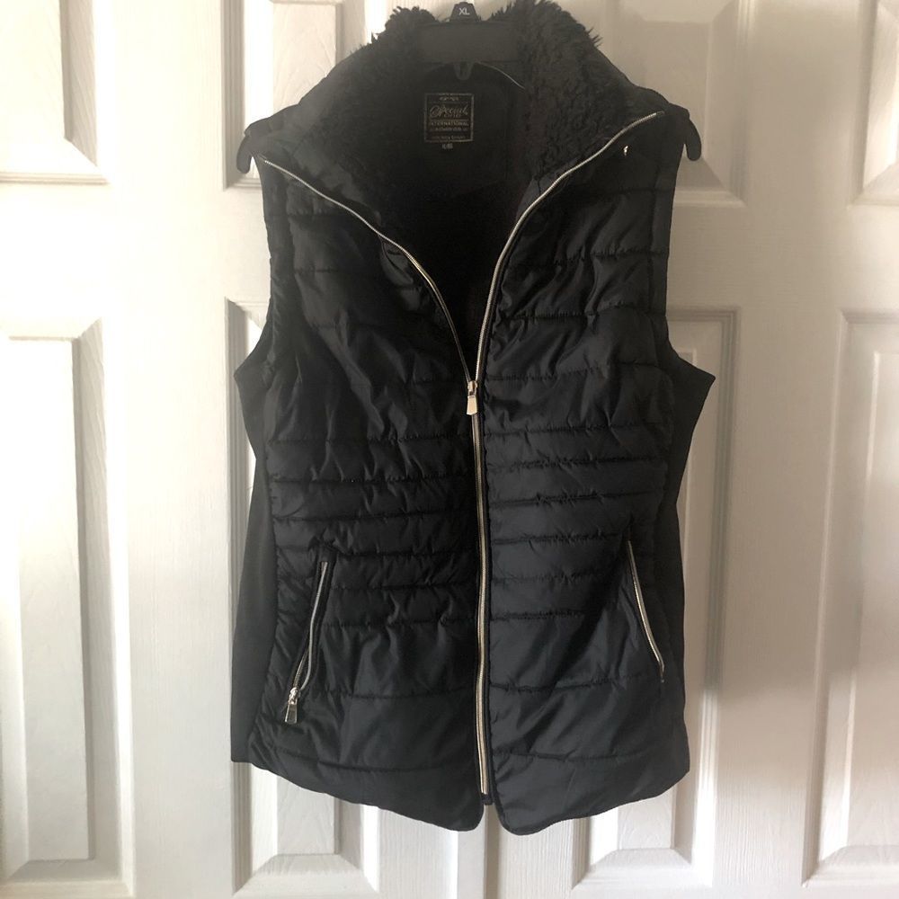 Special One International black quilted faux fur zip up vest size XL